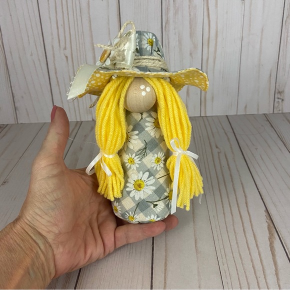 🚫SOLD🚫Spring Gnome Girl Yellow Daisy Shelf Sitter Tiered Tray Decor Easter - Picture 12 of 13